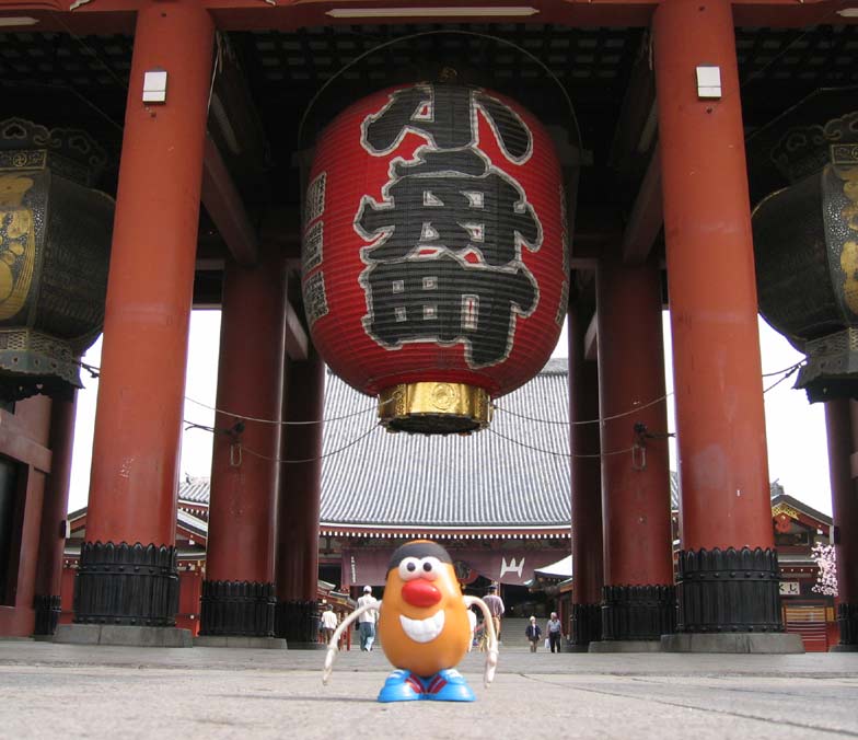 Spud stands at the Hozomon Gate - gateway to the Sensoji temple