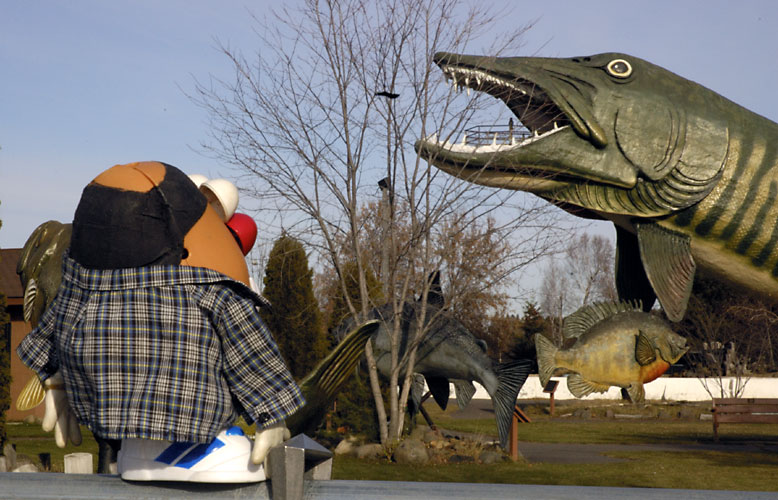 Spud  happens upon one of the US' smelliest theme parks - the Freshwater Fishing Hall of Fame and Museum. Countless fish sitting out in the hot sun all day...